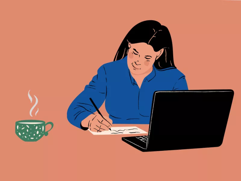 Kvinna sitter skrivandes vid bord med dator och tekopp. Illustration