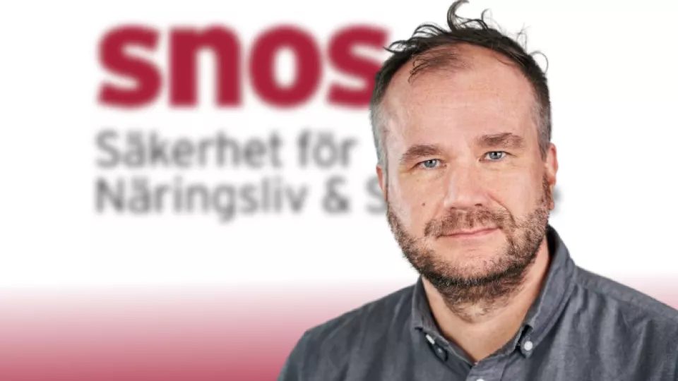 Markus Lahtinen inklippt framför SNOS logotyp. 